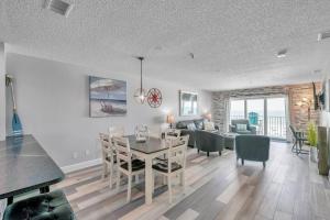 - une salle à manger et un salon avec une table et des chaises dans l'établissement Newly Renovated Condo on Maderia Beach, à St. Pete Beach