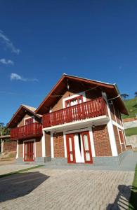 ein Backsteinhaus mit zwei Balkonen darüber in der Unterkunft Recanto Três Irmãs in Companhia
