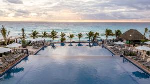 Bazén v ubytování Seadust Cancun Family Resort - All Inclusive nebo v jeho okolí