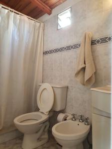 馬德普拉塔的住宿－Casa a 100 metros del mar, garaje doble，一间带卫生间和水槽的浴室