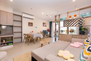 een keuken en een woonkamer met een tafel en stoelen bij The Sóng luxury apartments in Vung Tau in Vung Tau