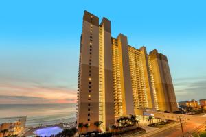 un gran edificio frente al océano en Tidewater Beach Resort, en Panama City Beach