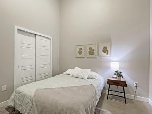 a bedroom with a bed and a table with a lamp at Large 1 Bed Apt In The Heart Of Downtown in Des Moines