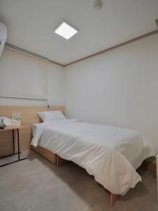 Postel nebo postele na pokoji v ubytování J5 Hostel