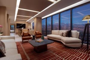 een woonkamer met banken en uitzicht op de bergen bij Durango Casino & Resort in Las Vegas