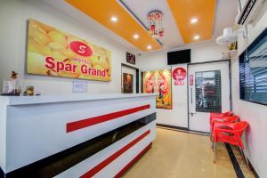 ein Fast-Food-Restaurant mit einer Theke und roten Stühlen in der Unterkunft Hotel Spar Grand in Visakhapatnam