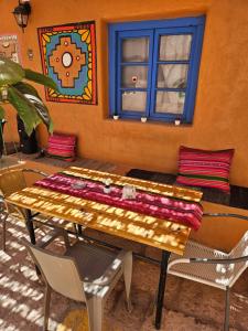 サン・ペドロ・デ・アタカマにあるHostal Likancaburの木製テーブル(ベンチ付)
