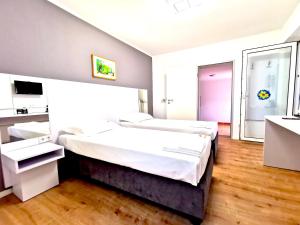 ein Hotelzimmer mit 2 Betten und einem Spiegel in der Unterkunft Home Inn Hotel in Dormagen