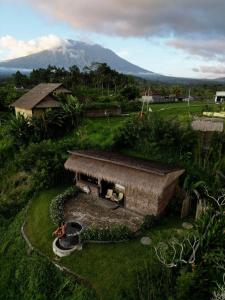 una vista aérea de una casa con una montaña en el fondo en Shigar Livin Bali en Sidemen