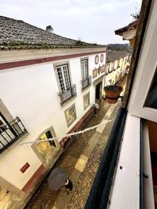una ventana de un edificio con vistas a un callejón en Casa Azul d'Óbidos, en Óbidos