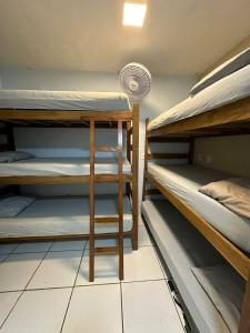 Habitación con 3 literas y ventilador. en Hostel Pelo Mundo, en Río de Janeiro