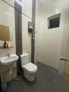 een badkamer met een toilet en een wastafel bij D JANNAH HOMESTAY SERI ISKANDAR PERAK in Seri Iskandar