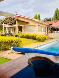 a swimming pool in front of a house at Quinta Estefanía, Paute-Uzhupud in Cuenca