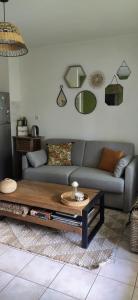 een woonkamer met een bank en een salontafel bij Appartement T1 paisible in Fort-de-France