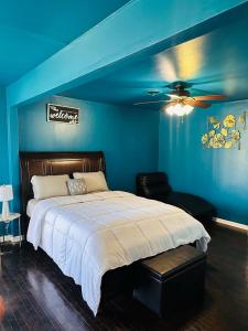 una camera blu con letto e ventilatore a soffitto di A place like nowhere else a Lawton