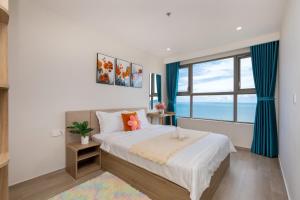 een slaapkamer met een bed en een groot raam bij The Sóng luxury apartments in Vung Tau in Vung Tau