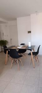 a table and chairs in an empty room with a table and chairshiba at La lunita 1 in Córdoba