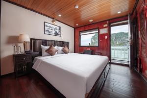 Ein Bett oder Betten in einem Zimmer der Unterkunft Ruby Cruise