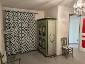 Pokój z żyrandolem i szafką w pokoju w obiekcie Gîte Echelle w mieście Saint-Omer