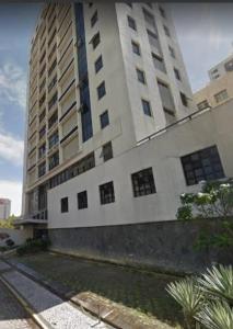 a large tall building with windows on the side of it at Quarto a 10m da praia ao lado de Pubs e Restaurantes in Recife