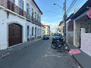 una motocicleta estacionada al lado de una calle en Solar dos Poetas, en São Luís