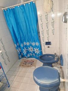 een badkamer met een blauw toilet en een douche bij Paraíso de Mayú in San Antonio de Arredondo