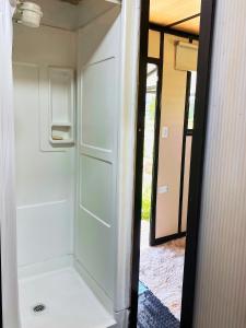 un pequeño remolque blanco con una puerta abierta en TINY EL ZAPATO en Suesca