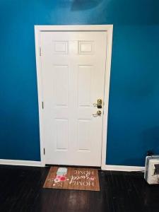 uma porta branca num quarto com uma parede azul em A place like nowhere else em Lawton