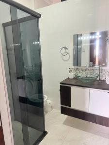 ein Bad mit einer Glasdusche und einem WC in der Unterkunft Apartamento BH Centro-Sul in Belo Horizonte