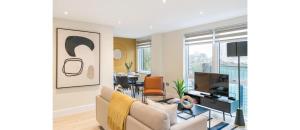 Khu vực ghế ngồi tại Your London Home: 1BR Flat with Modern Amenities