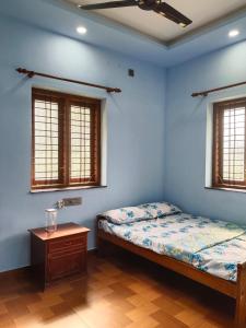 Postel nebo postele na pokoji v ubytování SREEKRIPA RESIDENCY HOMESTAY