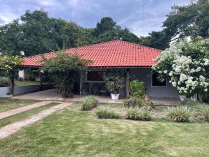 uma casa com um telhado vermelho e um quintal em Chácara Cantinho Castanheira a 40 min de SP prox Itu e Sorocaba em Itu