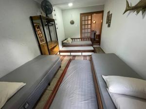 two beds in a room with two beds at Chácara Cantinho Castanheira a 40 min de SP prox Itu e Sorocaba in Itu