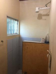 a bathroom with a shower and a window at Chácara Cantinho Castanheira a 40 min de SP prox Itu e Sorocaba in Itu