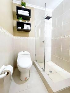 ein Bad mit einem WC und einer Dusche in der Unterkunft Apartamento en la mejor ubicación, centro de Loja in Loja