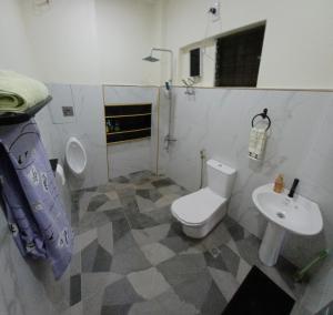 Phòng tắm tại Cebu City Unit1 Spacious 2BR near SM Seaside NuStar Ocean Park Dynamic Herb Anjo