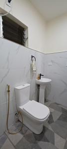 Phòng tắm tại Cebu City Unit1 Spacious 2BR near SM Seaside NuStar Ocean Park Dynamic Herb Anjo