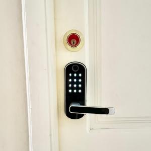 una puerta con un mando a distancia fijado a ella en Apartamento en la mejor ubicación, centro de Loja, en Loja