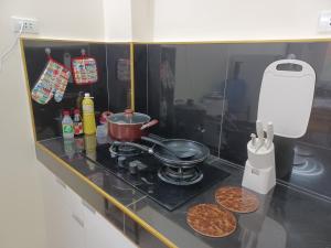 Nhà bếp/bếp nhỏ tại Cebu City Unit1 Spacious 2BR near SM Seaside NuStar Ocean Park Dynamic Herb Anjo