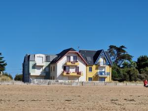a house on the beach next to the beach at Bel appartement T2 avec balcon, WIFI et parking près de la plage - FR-1-706-2 in Châtelaillon-Plage