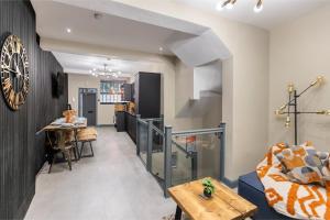 Modern & Funky 3-BR Duplex with Games Room & Sauna