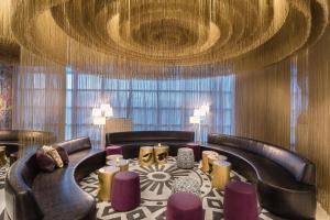 波哥大的住宿－波哥大W酒店，大房间设有一张桌子和紫色椅子