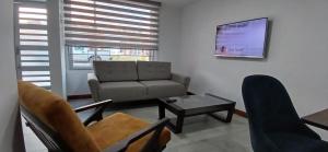 sala de estar con sofá y mesa en CasAvella Paipa en Paipa