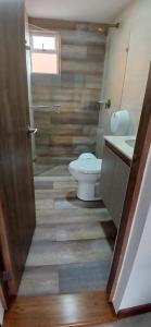 łazienka z toaletą i umywalką w obiekcie CasAvella Paipa w mieście Paipa
