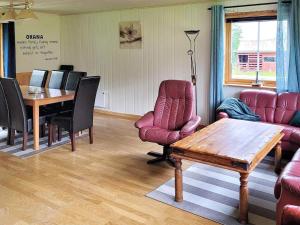 una sala de espera con mesa y sillas y un comedor en Holiday home Nordfold en Nordfold