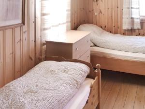 - une chambre avec 2 lits et une commode dans l'établissement Holiday home VEGA II, 