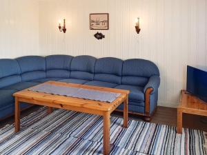 Sala de estar con sofá azul y mesa de centro en Holiday home VEGA II, 