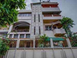 a tall white building with a fence in front of it at Super OYO Flagship Corporate Club in Rānchī