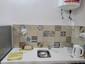 a kitchen counter with a sink and tiles on the wall at Mirador Quebrada Verde in El Chorrillo