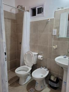 a bathroom with a toilet and a sink at Mirador Quebrada Verde in El Chorrillo